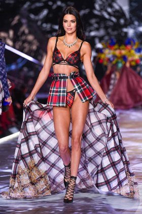 Fkstories Victoria's Secret Fashion Show 2018: Όλα Τα Highlights Του Εντυπωσιακού Event Fk Stories Viral  μοντέλα εσώρουχα επίδειξη Victoria's Secret Fashion Show 2018 Victoria's Secret models Mary Katrantzou fashion show 