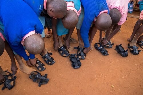 Fkstories Το Παπούτσι Που Μεγαλώνει Την Υγεία Think Different SHOES KENYA KENTON LEE BECUSE INTERNATIONAL Fkstories Το Παπούτσι Που Μεγαλώνει Την Υγεία Think Different SHOES KENYA KENTON LEE BECUSE INTERNATIONAL
